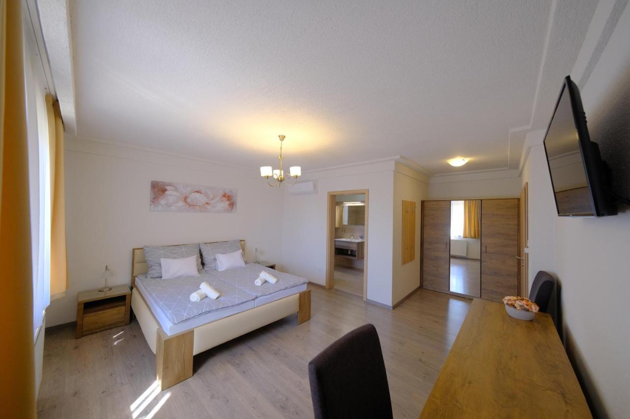 Lauber Villa Pécs Esterno foto