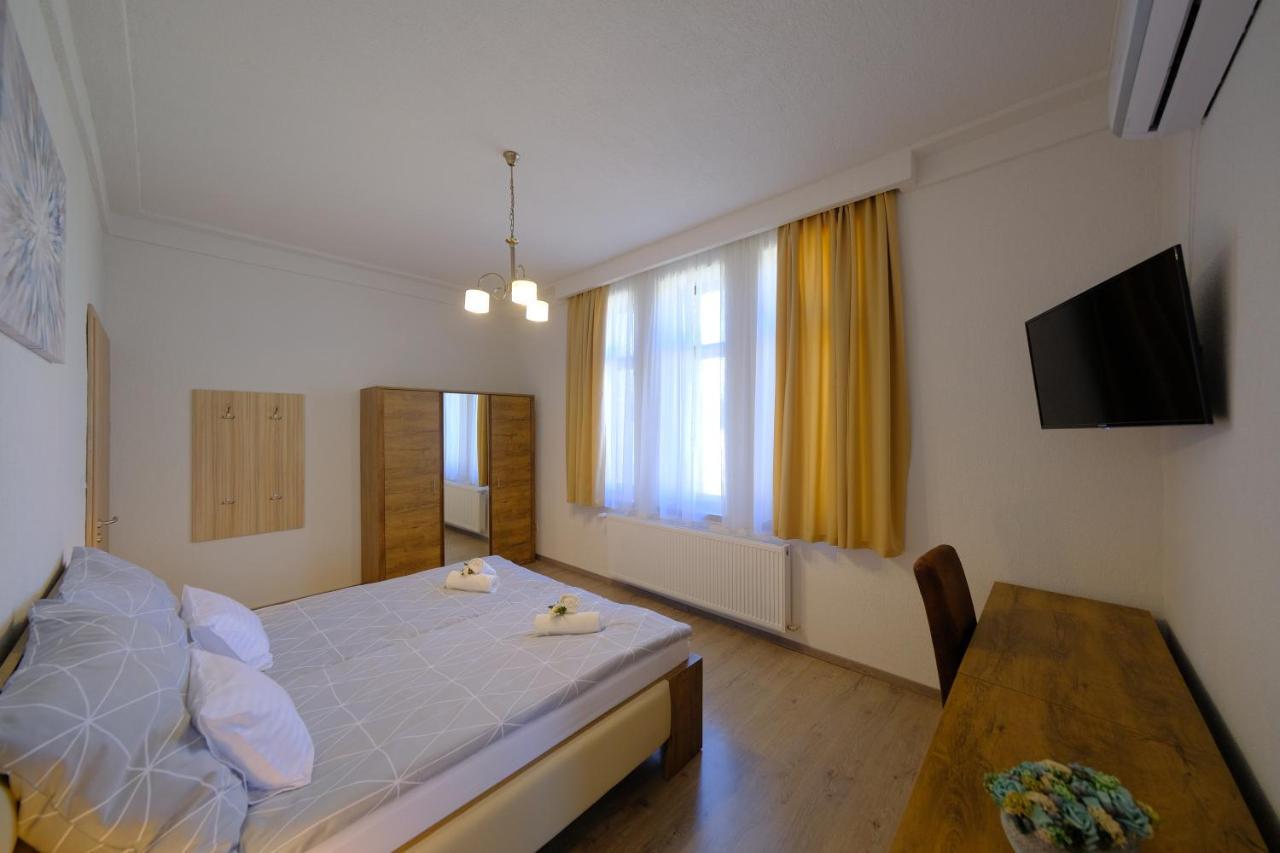 Lauber Villa Pécs Esterno foto