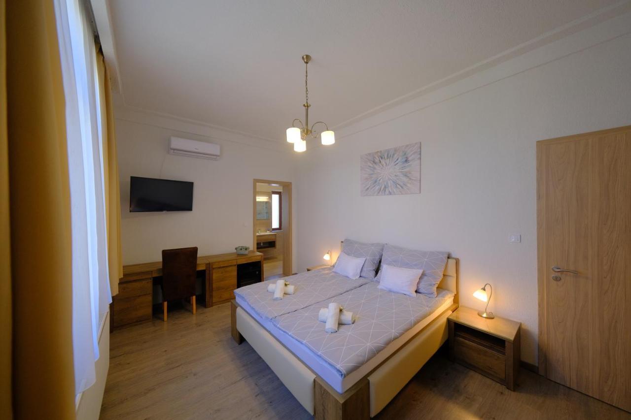 Lauber Villa Pécs Esterno foto
