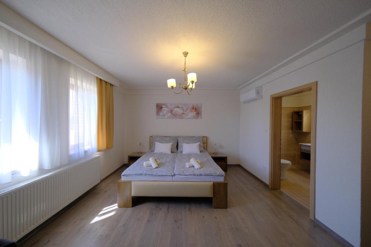 Lauber Villa Pécs Esterno foto